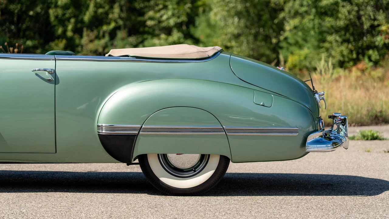 1942 Oldsmobile Custom Cruiser - Image 17 of 31