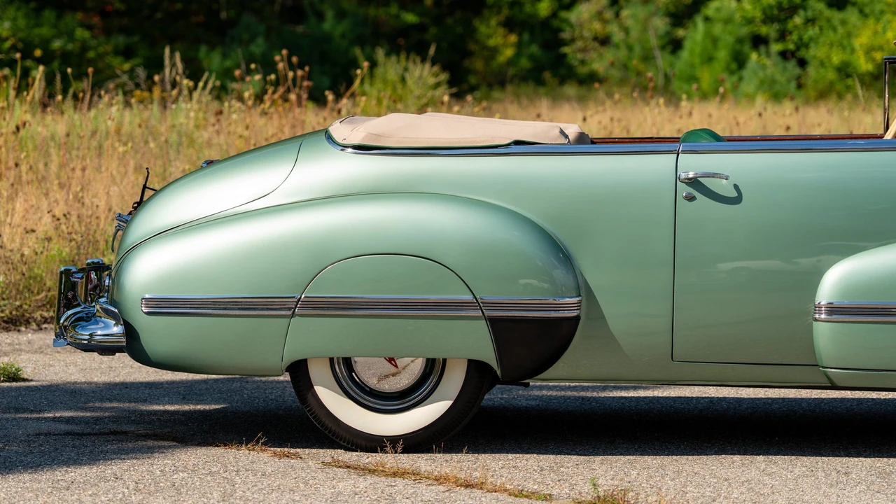 1942 Oldsmobile Custom Cruiser - Image 20 of 31