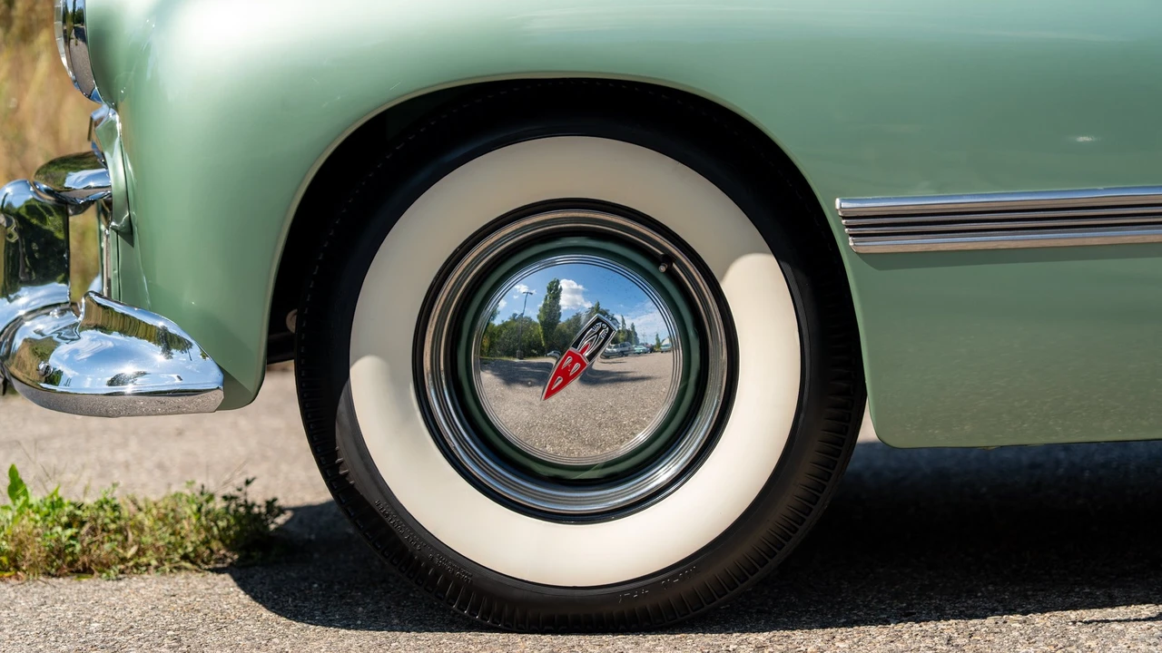 1942 Oldsmobile Custom Cruiser - Image 15 of 31