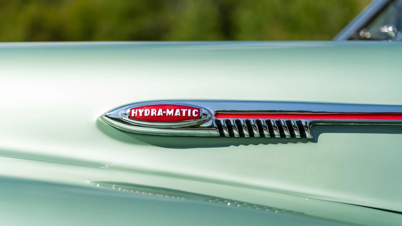 1942 Oldsmobile Custom Cruiser - Image 9 of 31