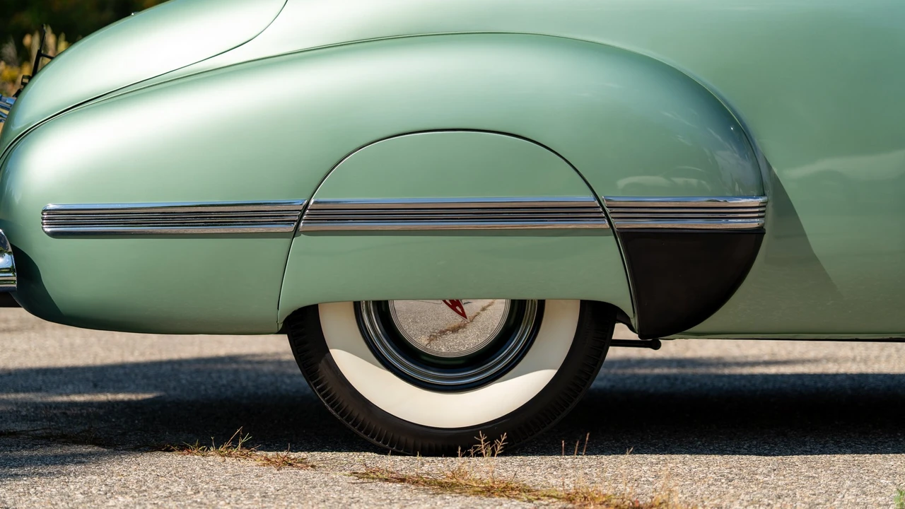 1942 Oldsmobile Custom Cruiser - Image 21 of 31