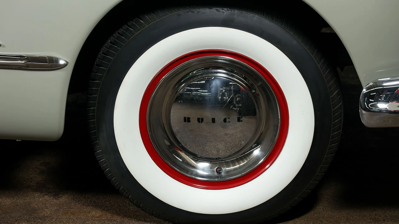1948 Buick Roadmaster - Image 17 of 31