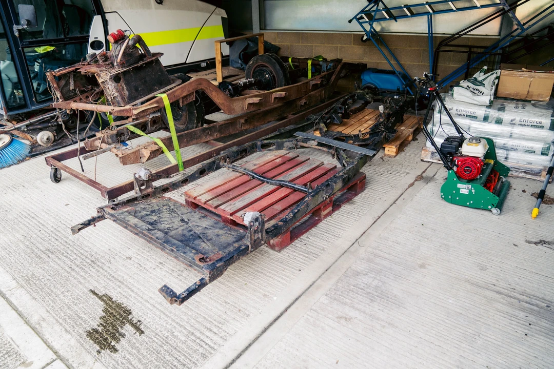 Alvis - Image 2 of 31