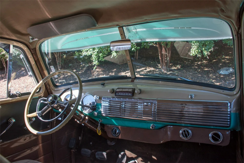 1952 Chevrolet Suburban 3rd Gen - Image 4 of 5