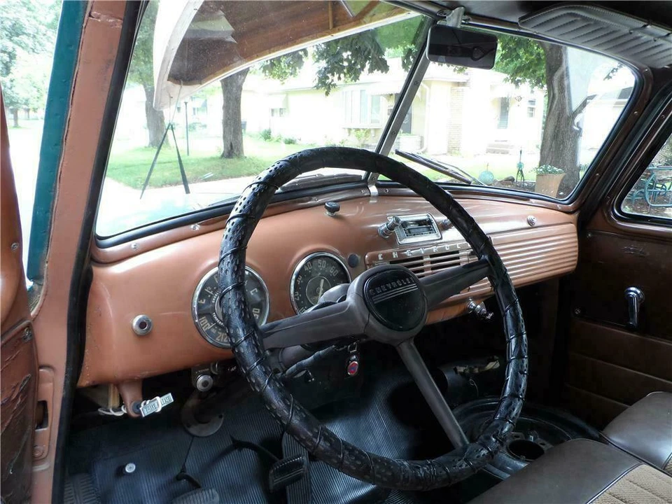 1952 Chevrolet Suburban 3rd Gen - Image 4 of 5