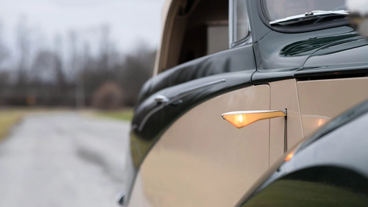 1952 Daimler - Image 2 of 31