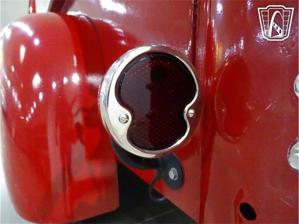 1952 International - Image 21 of 31