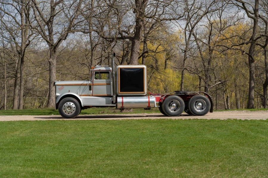 1952 Kenworth - Image 2 of 31