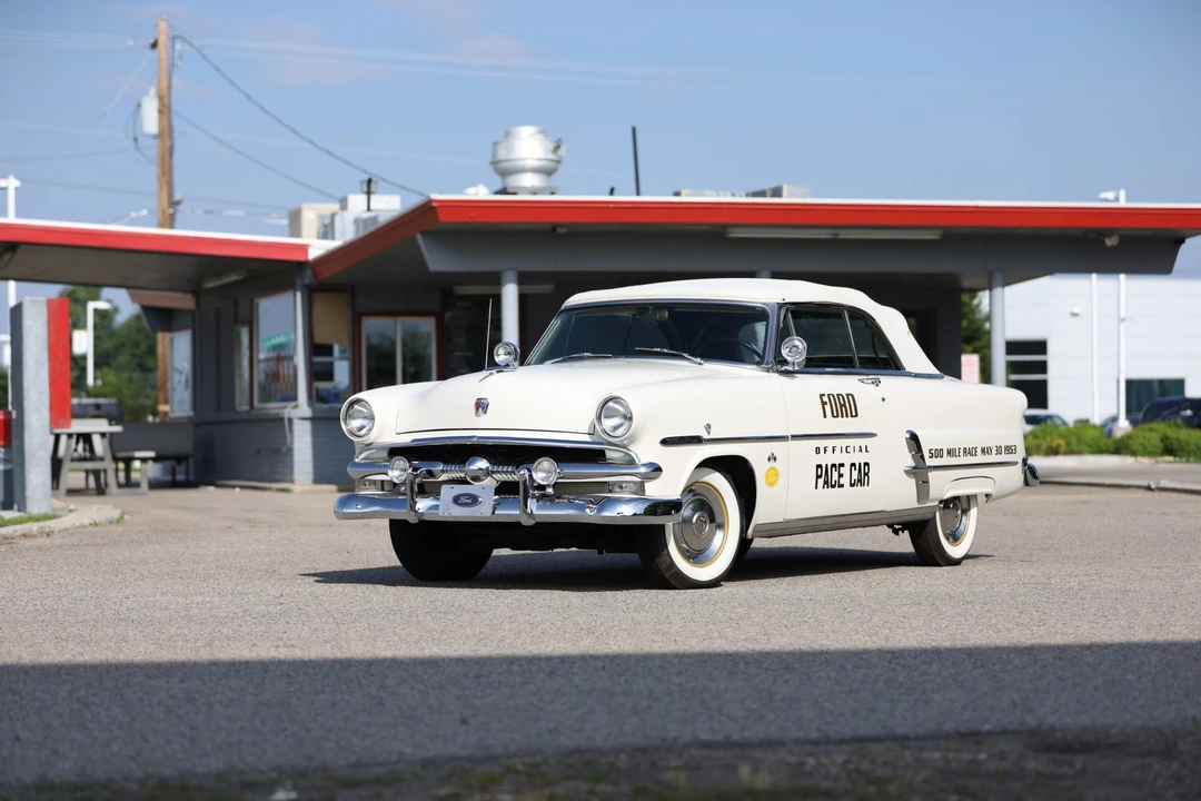 1953 Ford Crestline - Image 4 of 31