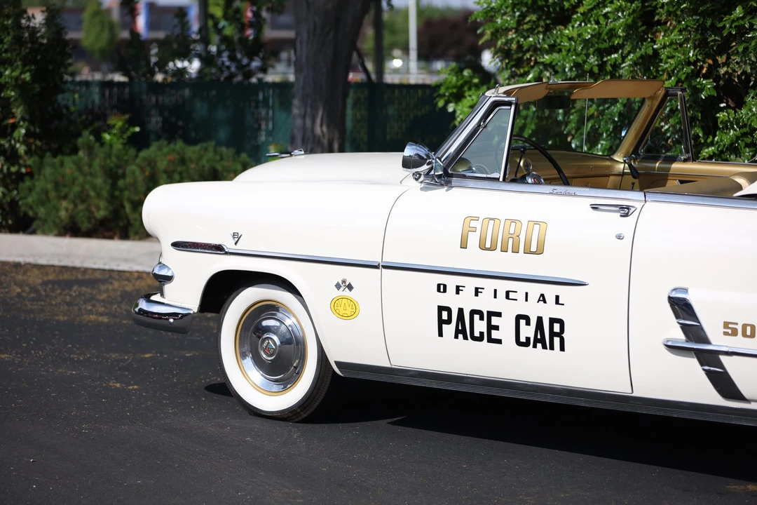 1953 Ford Crestline - Image 20 of 31