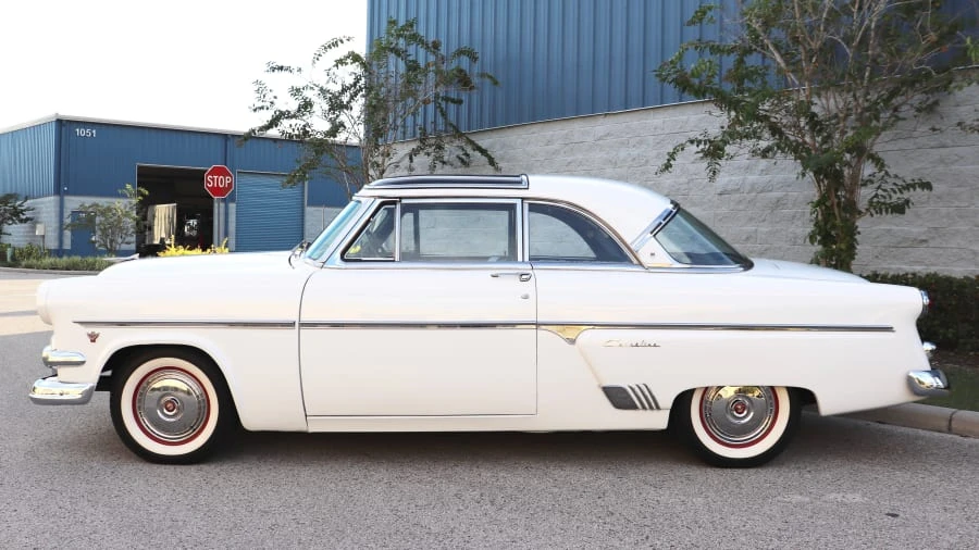 1954 Ford Crestline - Image 2 of 24