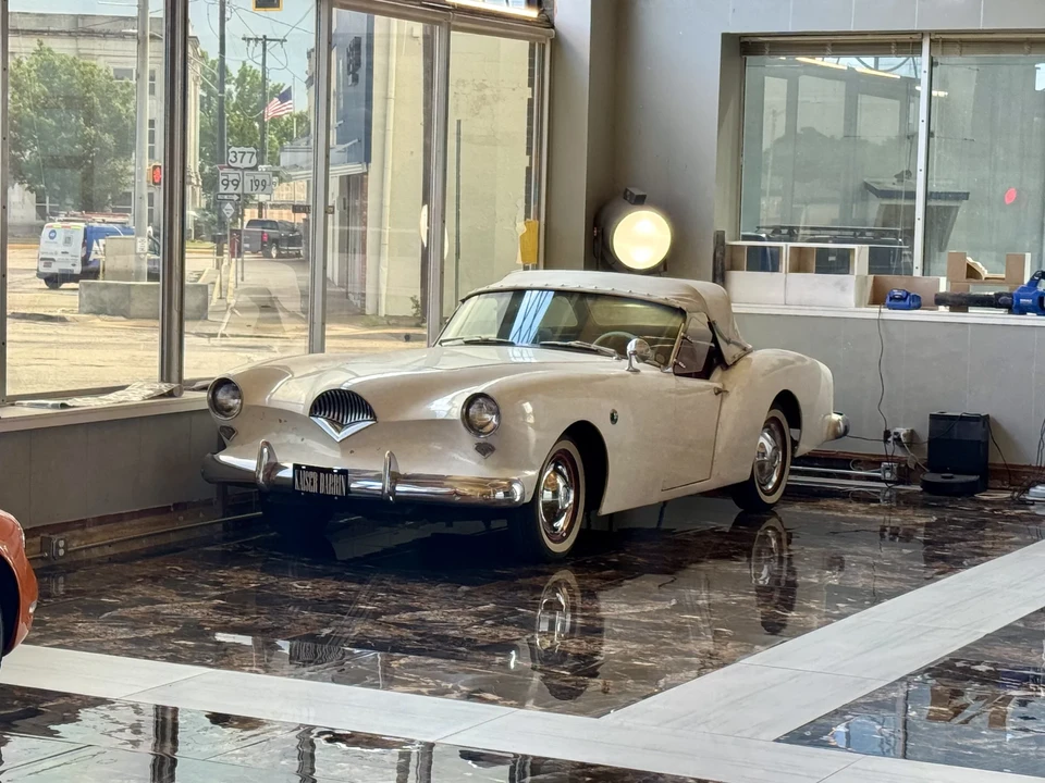 1954 Kaiser Darrin - Image 2 of 31