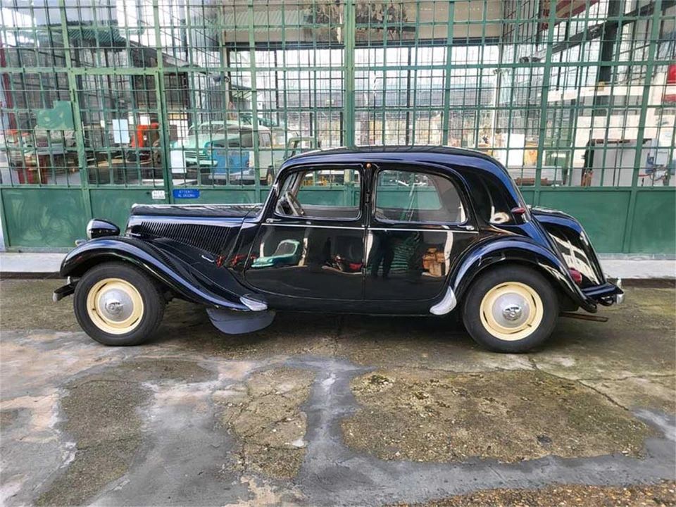 1955 Citroen Traction Avant - Image 2 of 31