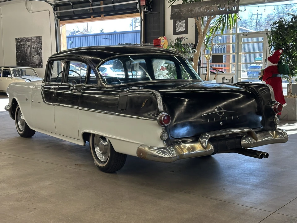 1955 Pontiac Star Chief - Image 4 of 31