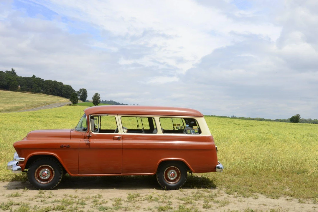 1956 GMC Suburban 4th Gen - Image 6 of 31