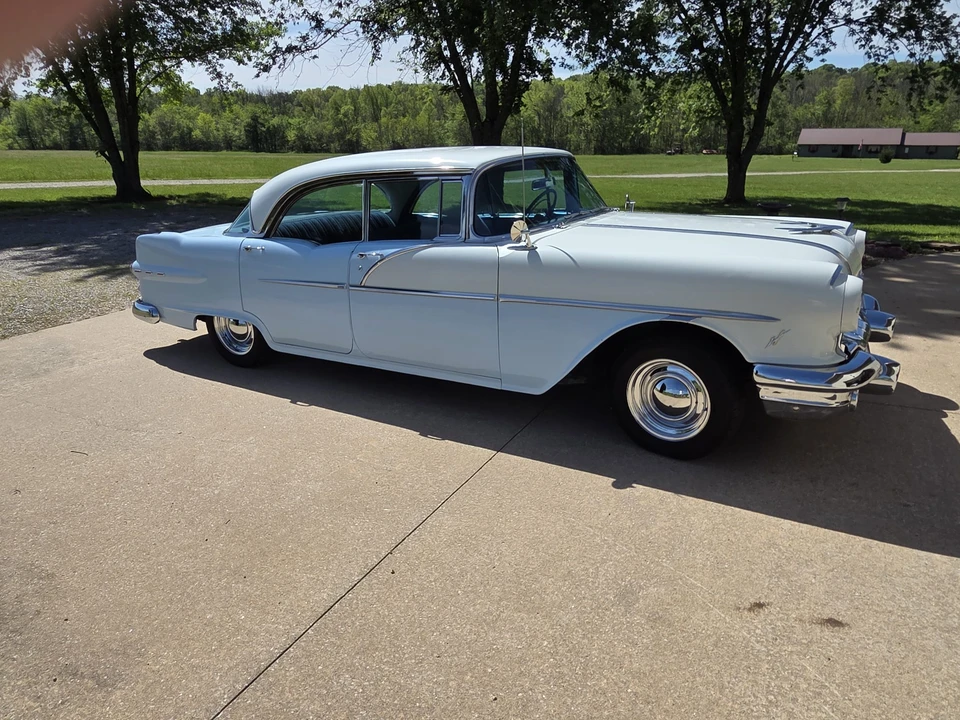 1956 Pontiac Chieftain - Image 4 of 31