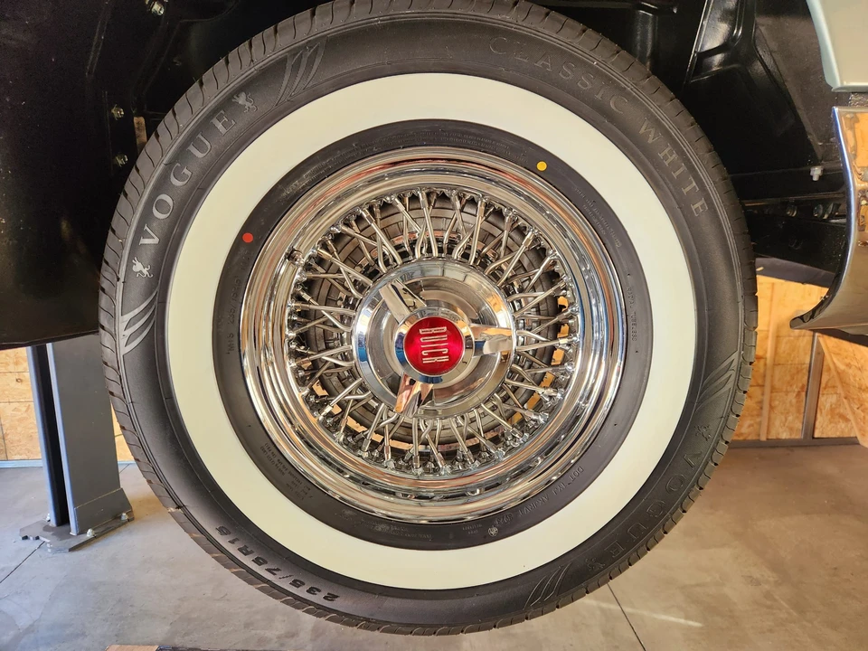 1957 Buick Roadmaster - Image 10 of 31