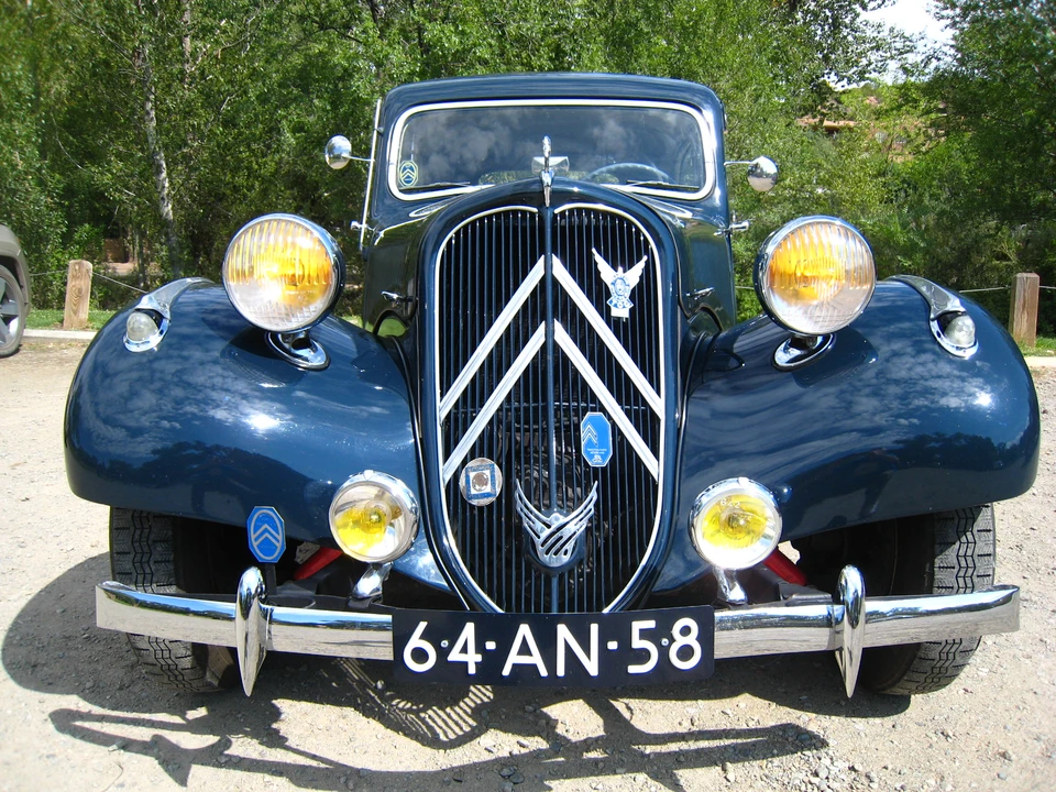 1957 Citroen Traction Avant - Image 4 of 31