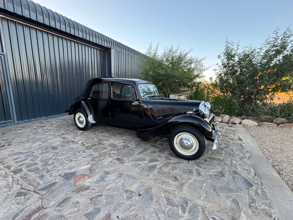 1957 Citroen Traction Avant - Image 2 of 31