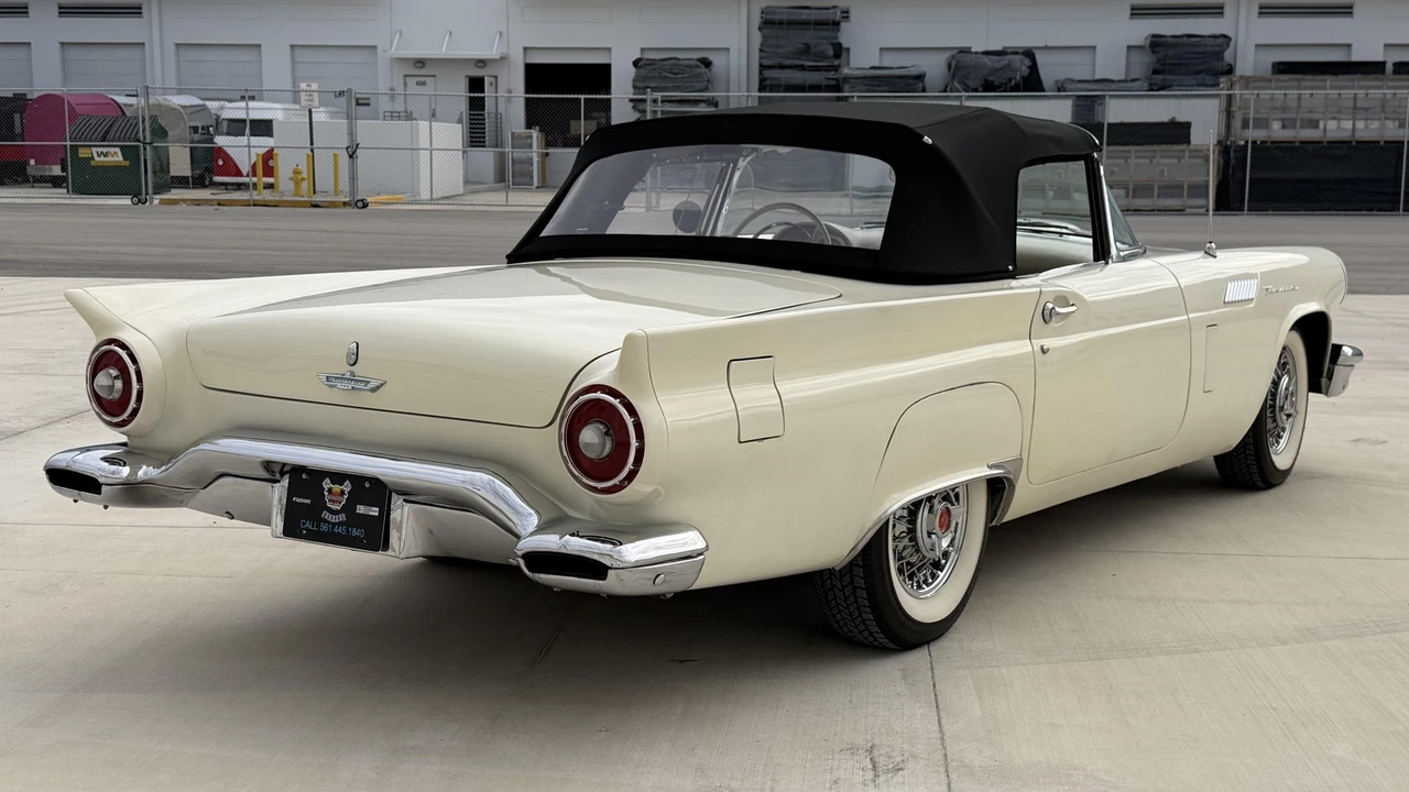 1957 Ford Thunderbird 1st Gen - Image 21 of 31