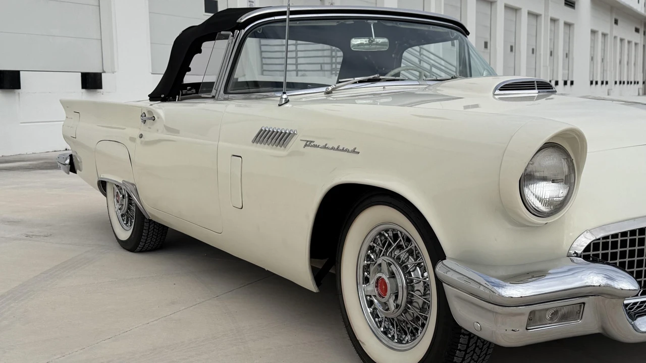 1957 Ford Thunderbird 1st Gen - Image 29 of 31