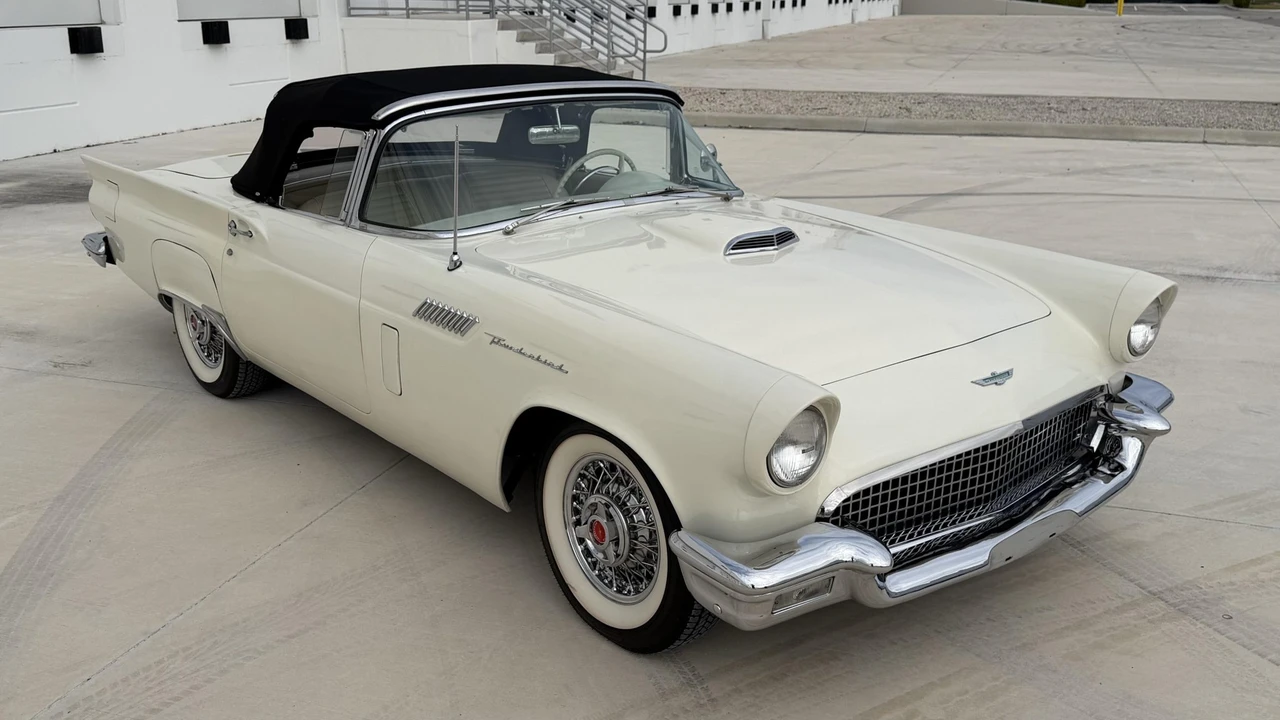 1957 Ford Thunderbird 1st Gen - Image 25 of 31