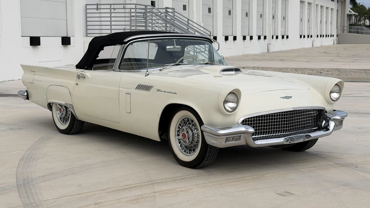 1957 Ford Thunderbird 1st Gen - Image 24 of 31