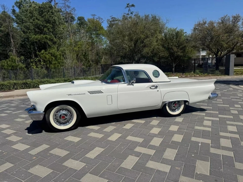 1957 Ford Thunderbird 1st Gen - Image 23 of 31