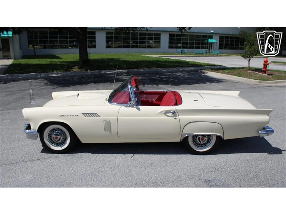 1957 Ford Thunderbird 1st Gen - Image 26 of 31