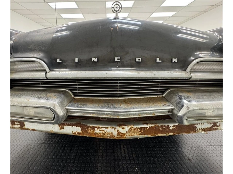 1957 Lincoln Premiere - Image 9 of 31