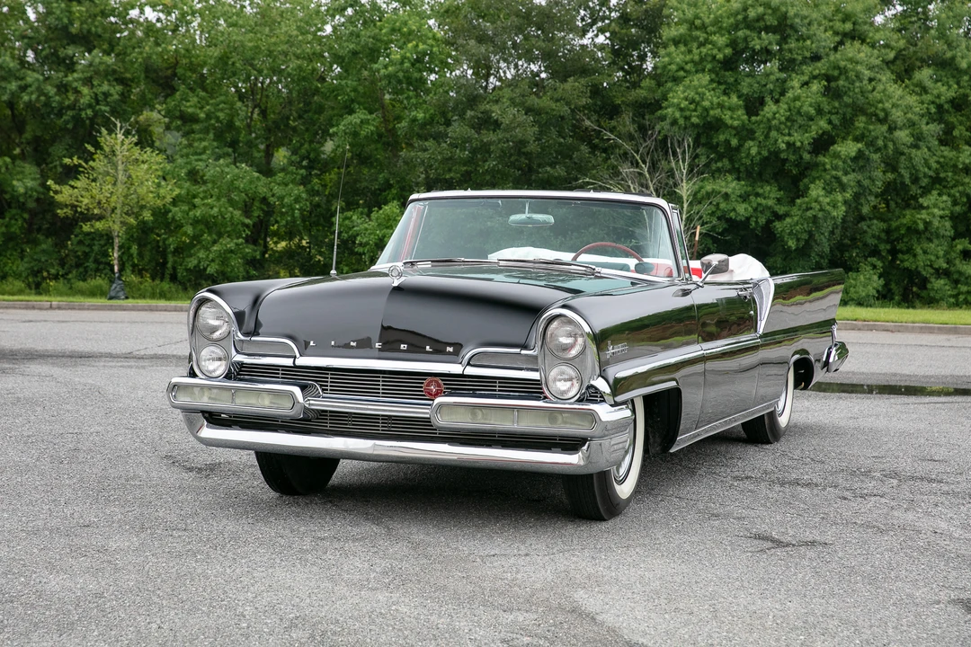 1957 Lincoln Premiere - Image 2 of 31