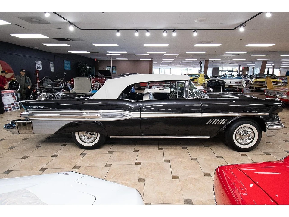 1957 Pontiac Bonneville - Image 2 of 31