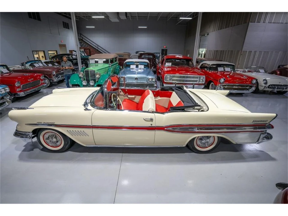 1957 Pontiac Bonneville - Image 10 of 31