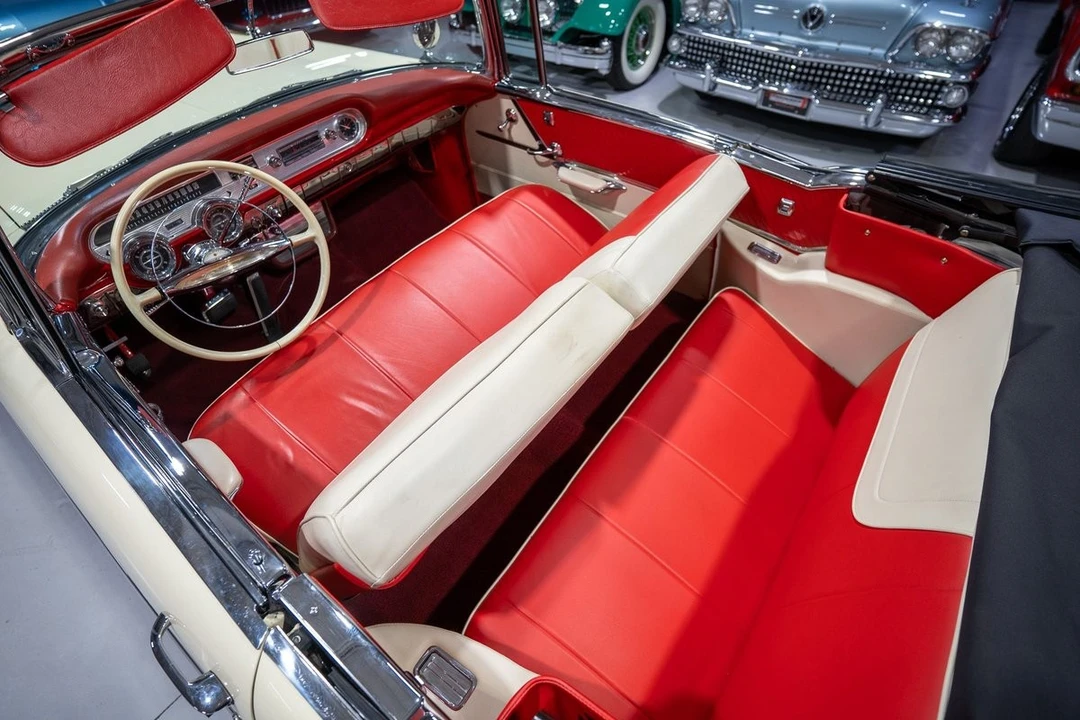 1957 Pontiac Bonneville - Image 2 of 31