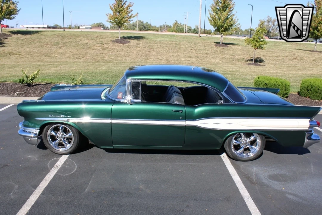 1957 Pontiac Chieftain - Image 9 of 12