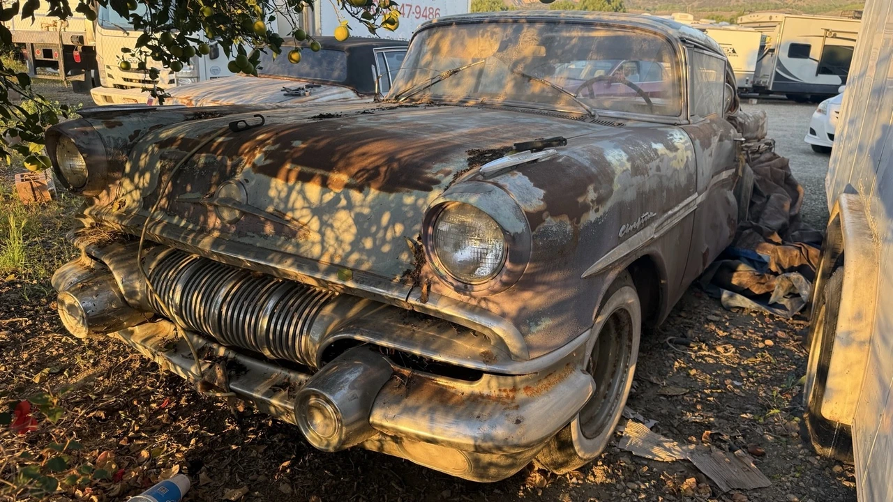 1957 Pontiac Chieftain - Image 14 of 15