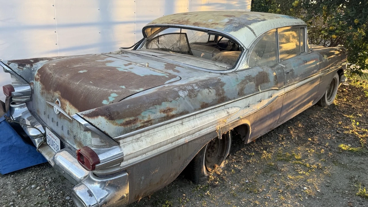 1957 Pontiac Chieftain - Image 2 of 15