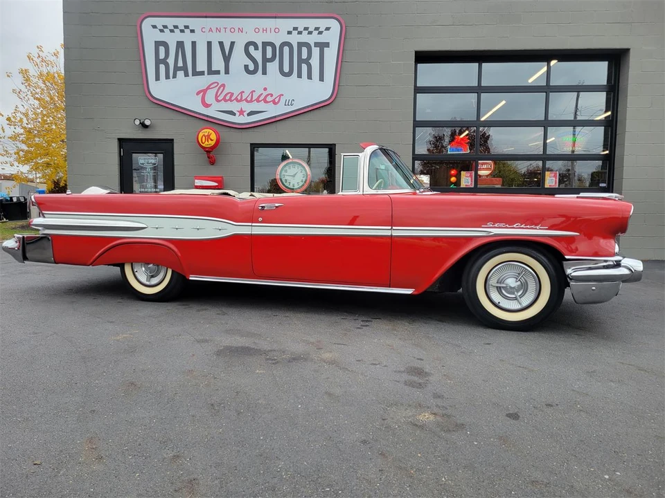 1957 Pontiac Star Chief - Image 2 of 31