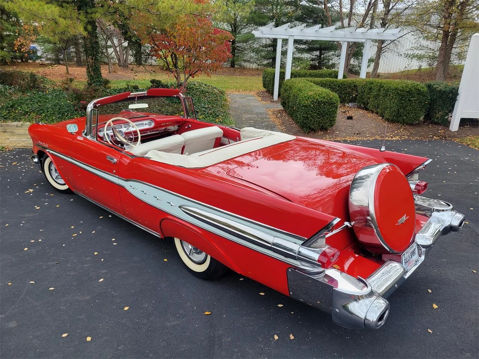 1957 Pontiac Star Chief - Image 4 of 31