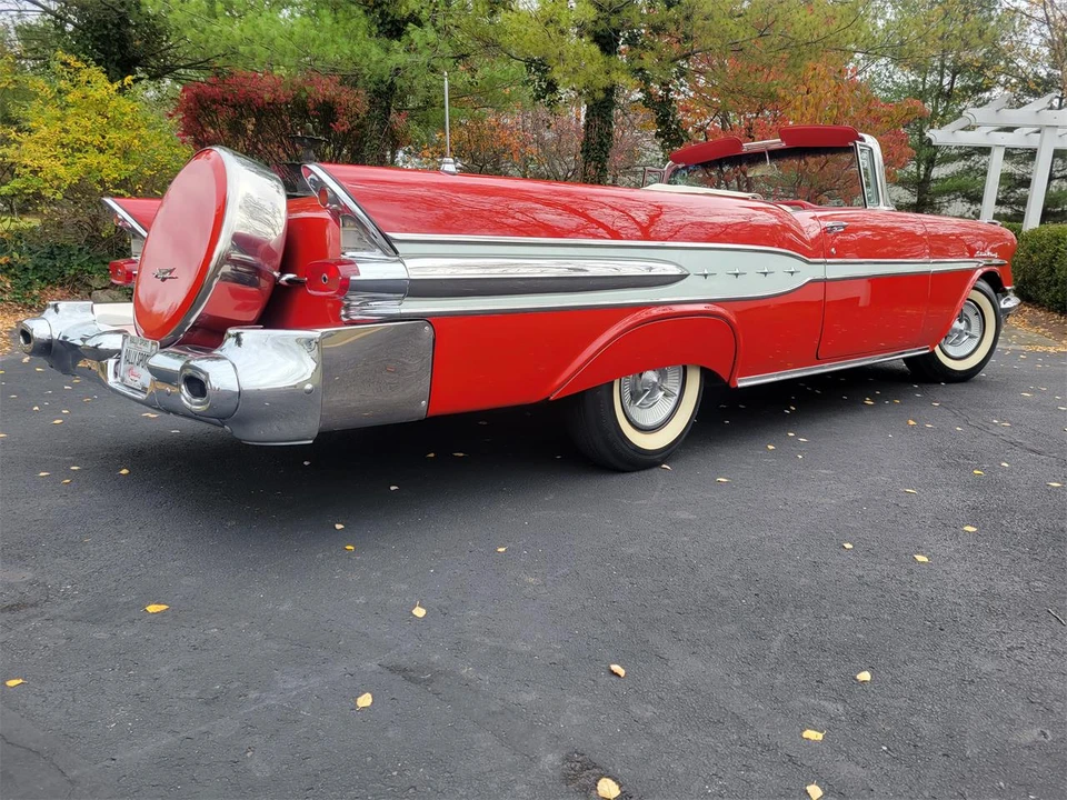 1957 Pontiac Star Chief - Image 10 of 31