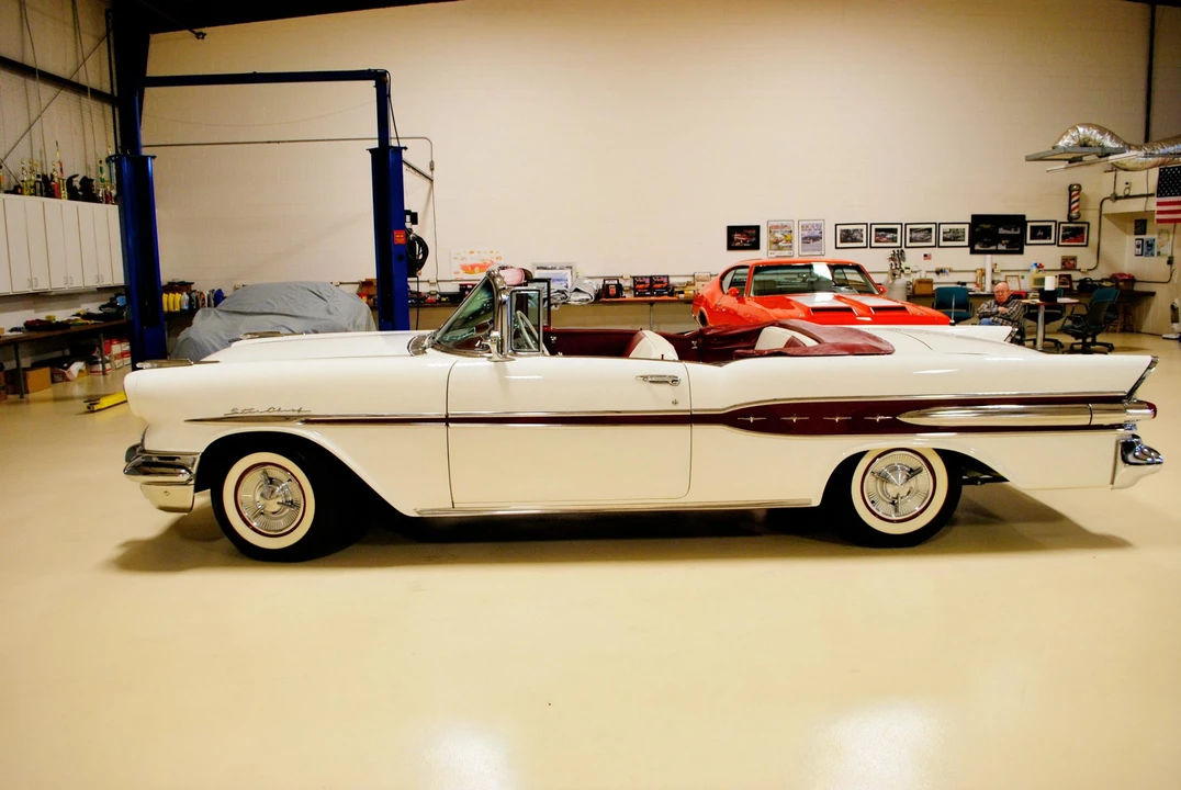 1957 Pontiac Star Chief - Image 5 of 31