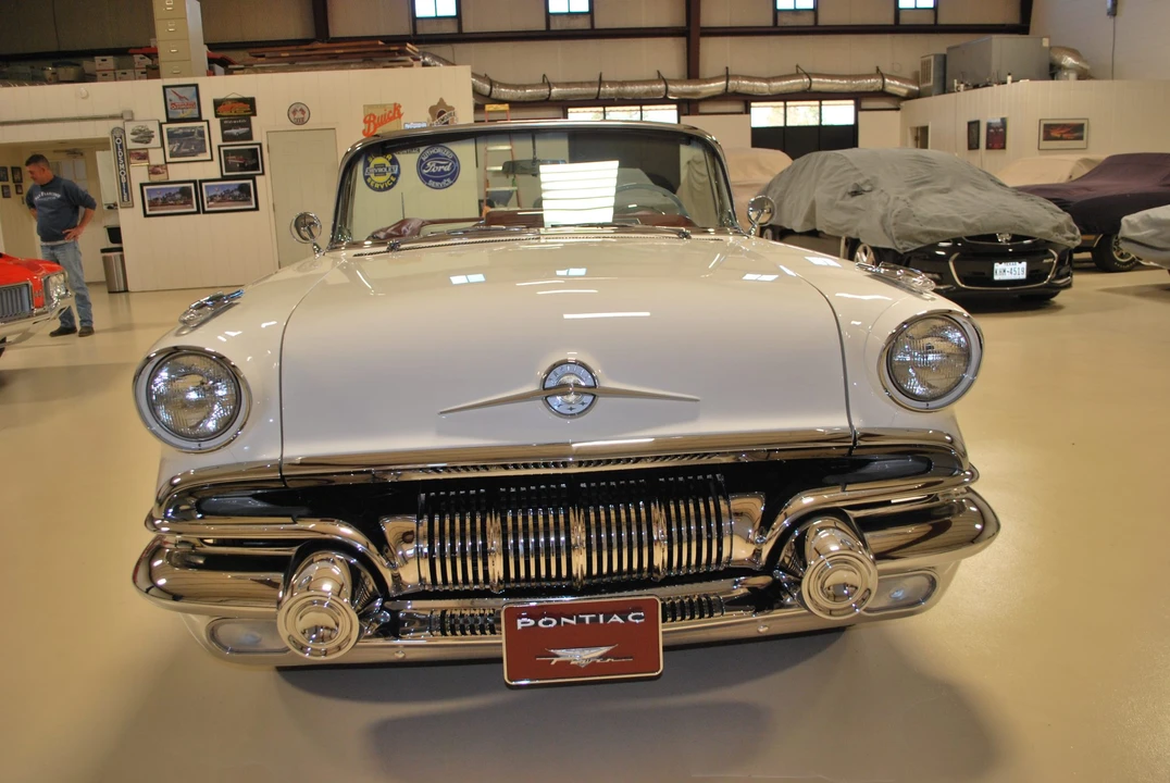 1957 Pontiac Star Chief - Image 2 of 31
