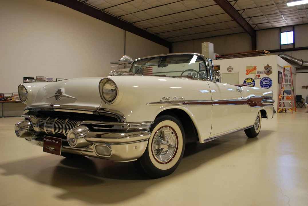 1957 Pontiac Star Chief - Image 4 of 31