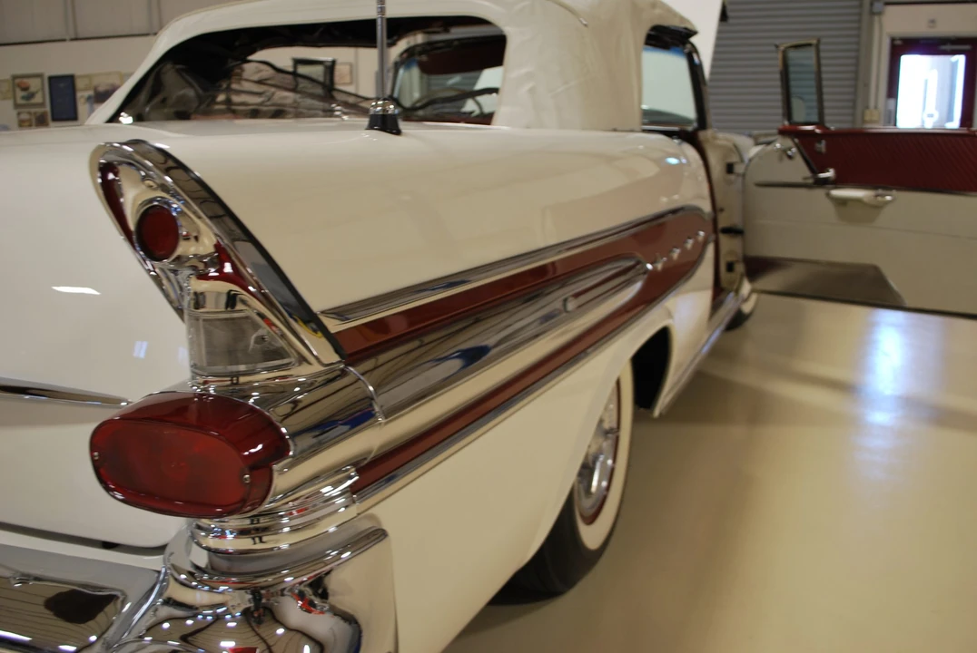 1957 Pontiac Star Chief - Image 21 of 31