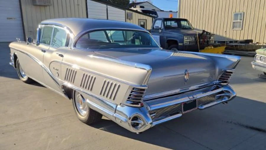 1958 Buick Roadmaster - Image 4 of 11