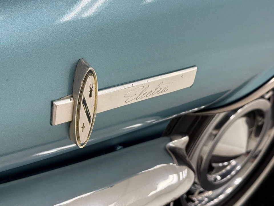1960 Buick Electra - Image 11 of 12
