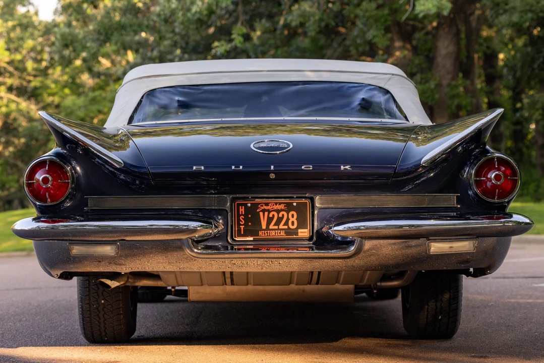 1960 Buick Electra - Image 18 of 31