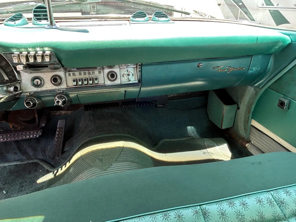 1960 Chrysler New Yorker - Image 13 of 23