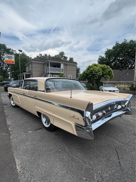 1960 Lincoln Premiere - Image 4 of 17