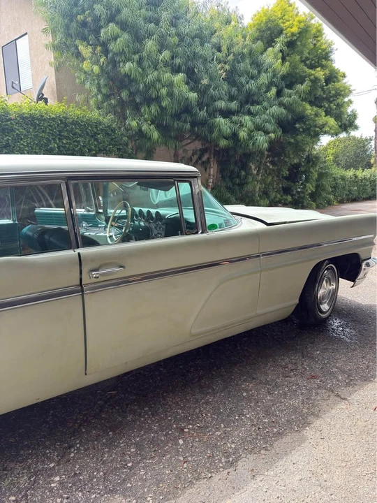 1960 Lincoln Premiere - Image 4 of 11